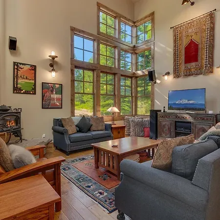 Norse Hall In Tahoe Donner - Gorgeous Home With Private Hot Tub And Gourmet Kitchen